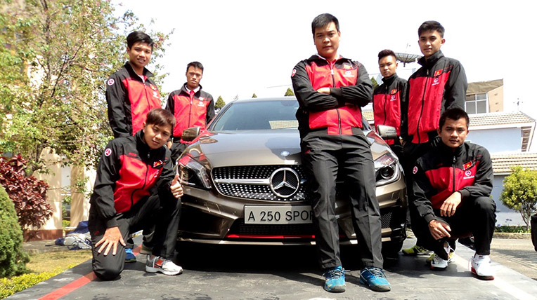 Doi-tuyen-David-Cup-Mercedes-Benz-Viet-Nam-ben-canh-mau-xe-A-250-AMG.jpg