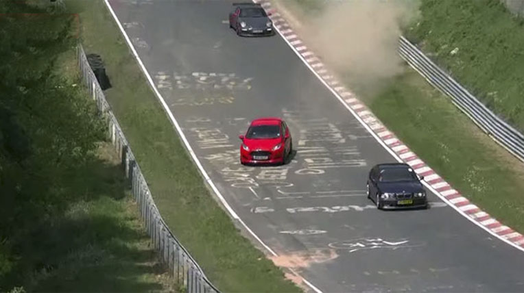 Tay lái may mắn thoát tai nạn trên đường đua Nürburgring