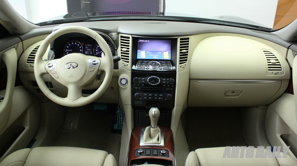 Infiniti%20QX70%20(25).jpg