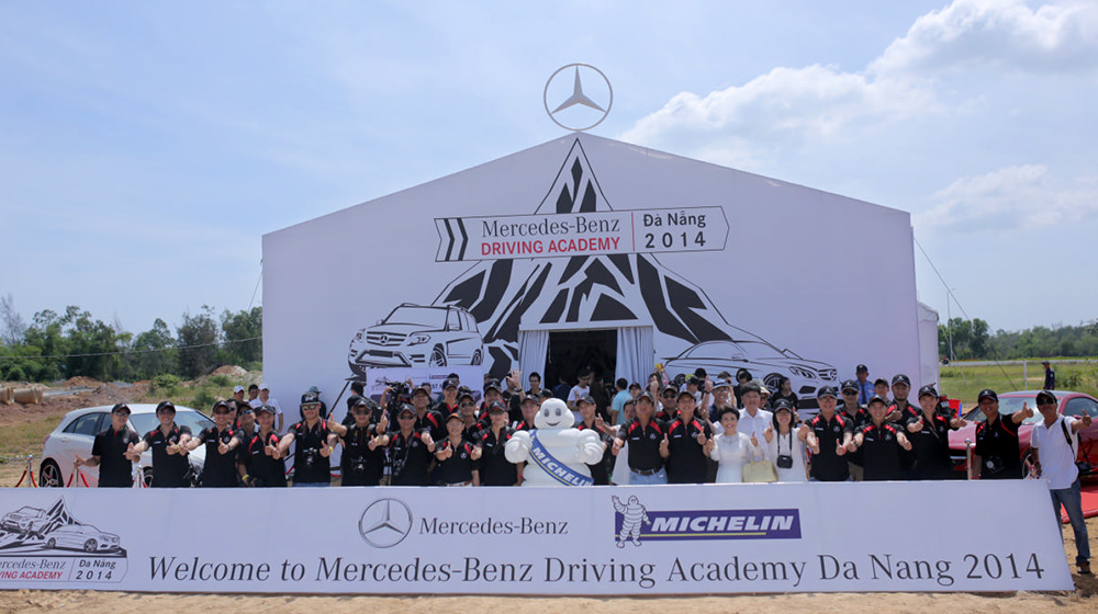 Hoc-vien-lai-xe-an-toan-Mercedes-Benz-2014-du-kien-se-huan-luyen-va-cap-chung-chi-cho-300-hoc-vien.jpg