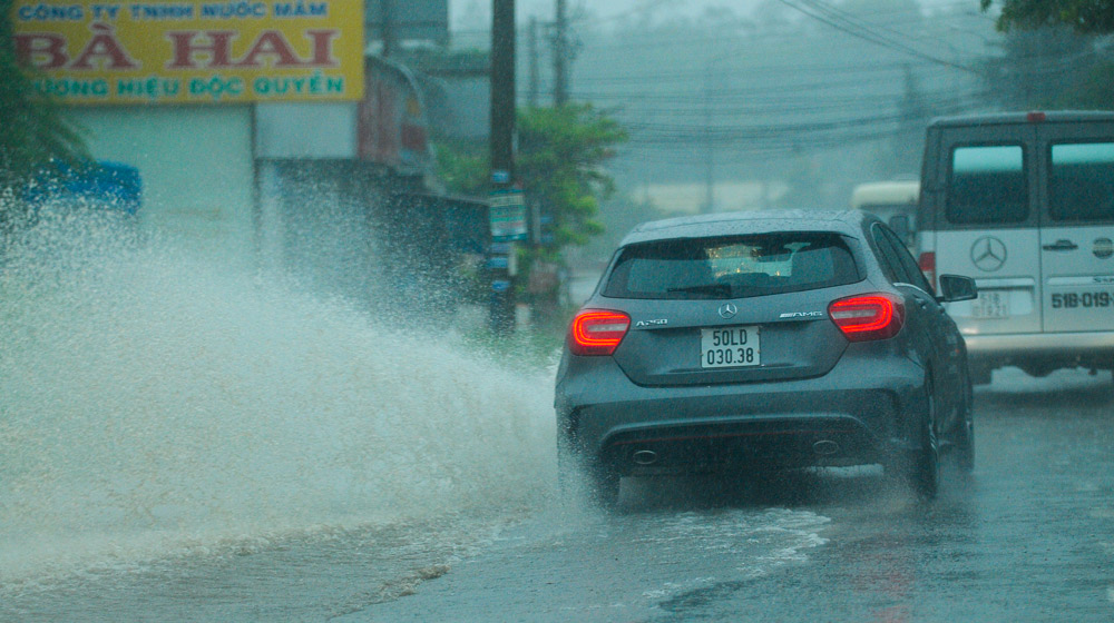 7 điều đơn giản nên làm khi lái xe dưới trời mưa - 2