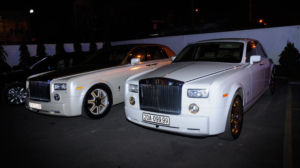 Cặp đôi Rolls-Royce Phantom biển "khủng", mạ vàng xuất hiện tại Hà Nội