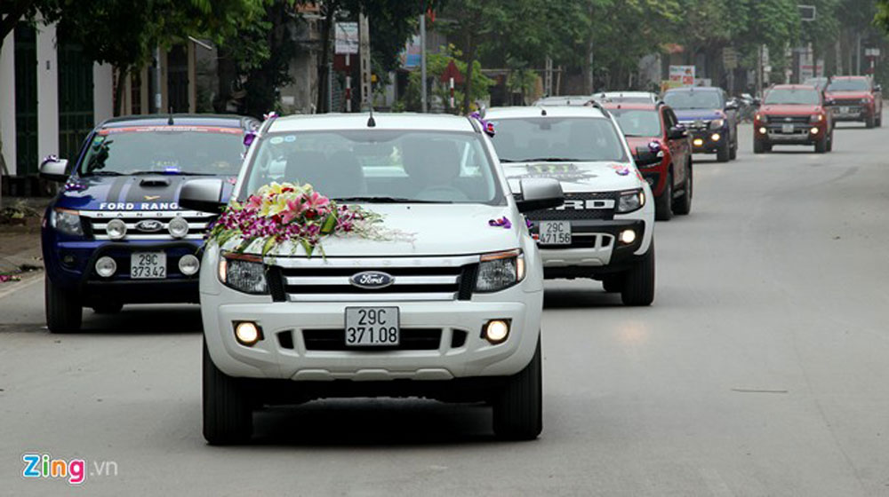 18 chiếc xe bán tải đi đón dâu ở Hà Nội