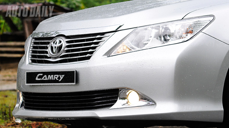 Ảnh chi tiết so sánh trực quan Toyota Camry 2015 và phiên bản cũ anh chi tiet camry 2015 (5).jpg