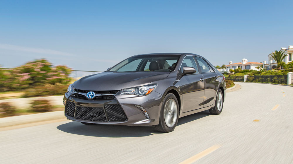 2015-toyota-camry-hybrid-front-three-quarter-in-motion-02.jpg