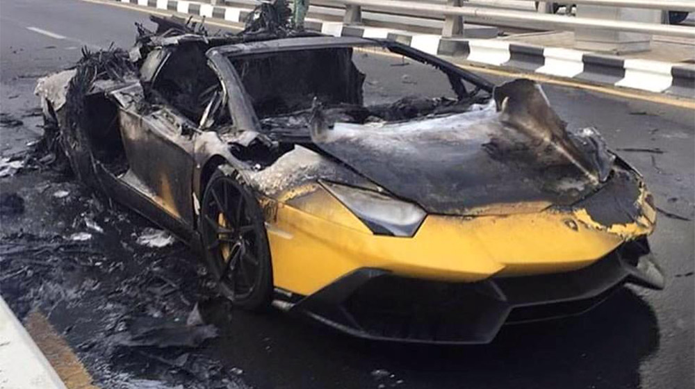 Video: Lamborghini Aventador bản kỷ niệm 50 cháy rụi trên đường