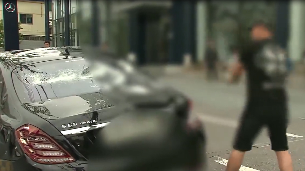 Video: Đại gia trẻ dùng gậy golf phá nát Mercedes S63 AMG