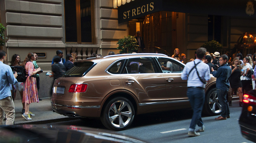 Bentley Bentayga thu hút được khá nhiều sự chú ý của người xung quanh.