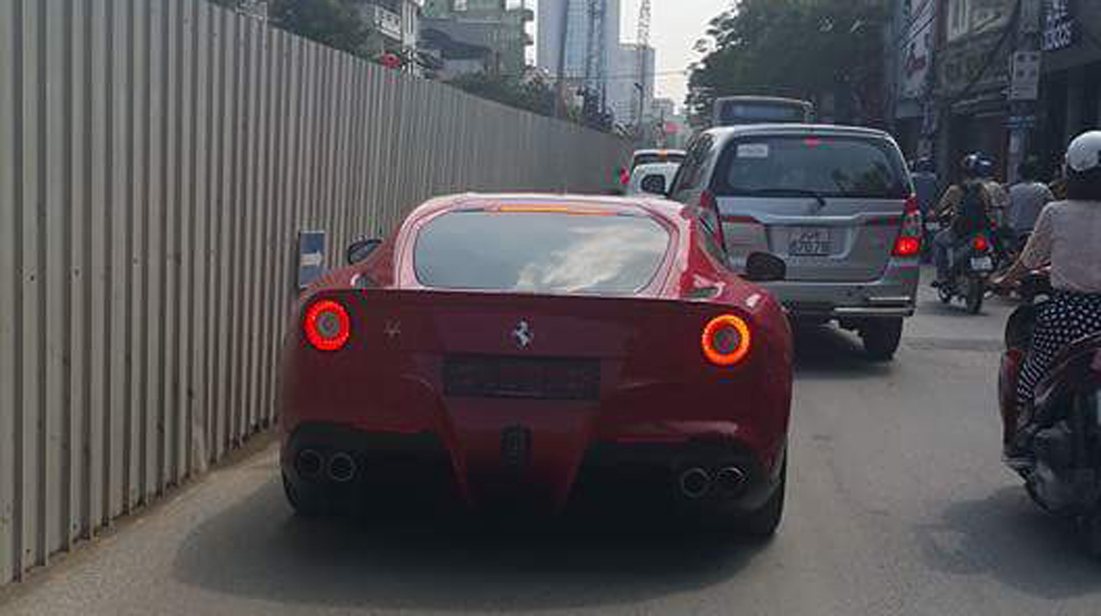 Ferrari%20F12%20(2).JPG