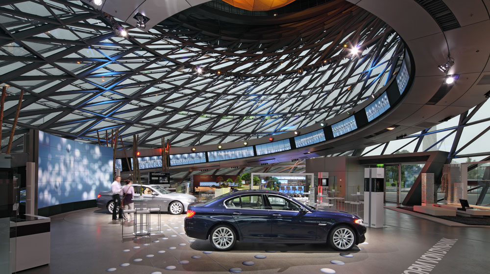 Khong-gian-trung-bay-thoi-thuong-cua-BMW-Welt-nang-tam-trai-nghiem-cua-khach-hang.jpg