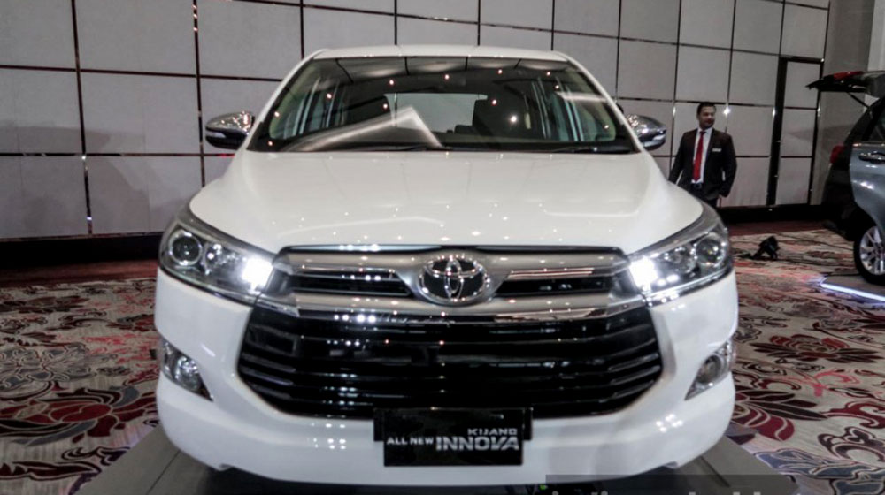 2016-Toyota-Innova-white-front-world-premiere-photos-900x600.jpg