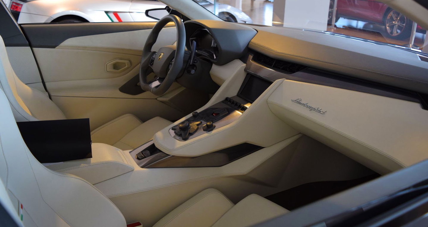 Lamborghini-museum-80%20copy.jpg