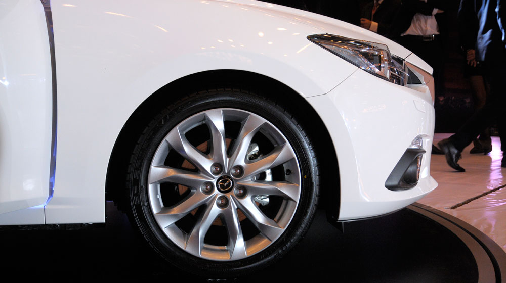 Bán xe Mazda 3 Hatchback đời 2015 màu trắng giá 700 triệu