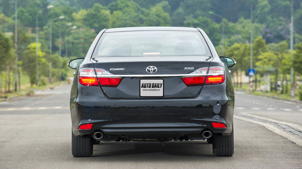 2015 Toyota Camry Hybrid First Test