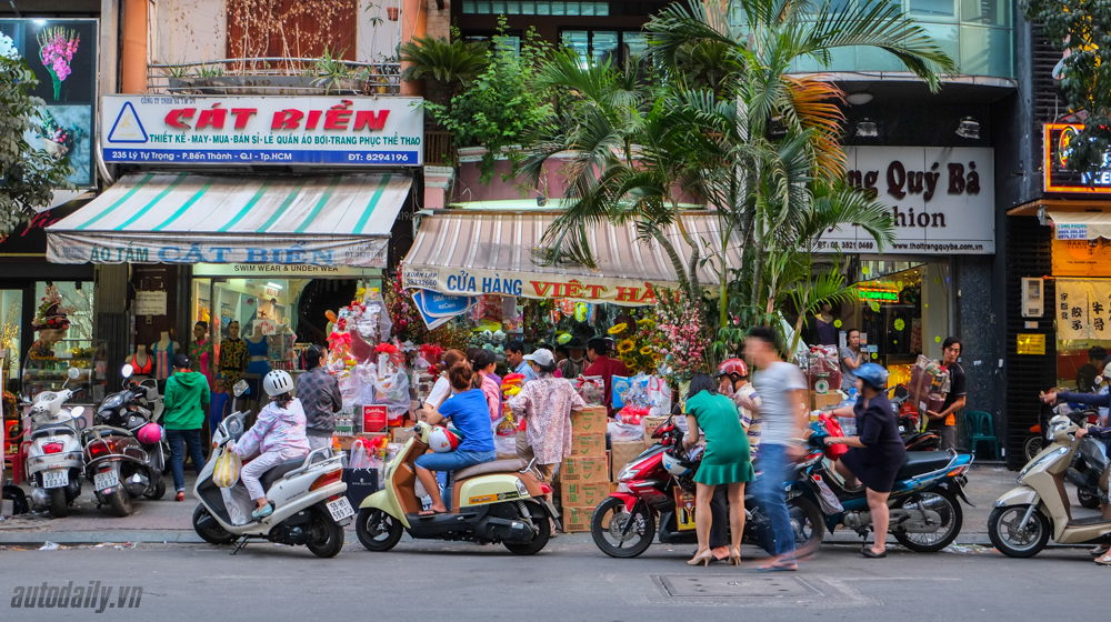 Tết Sài Gòn rộn ràng sắc màu và âm nhạc. Thành phố đón Tết tưng bừng với các hoạt động văn hóa, sự kiện pháo hoa, chợ Tết hoành tráng và các trò chơi dân gian sôi động. Bạn sẽ không thể cưỡng lại được sức hút của Sài Gòn trong mùa Tết. Hãy xem hình ảnh liên quan để tận hưởng không khí Tết trong sắc màu Sài Gòn.